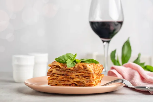 Jantar Festivo Italiano Lasanha Carne Decorada Com Folhas Manjericão Copo — Fotografia de Stock