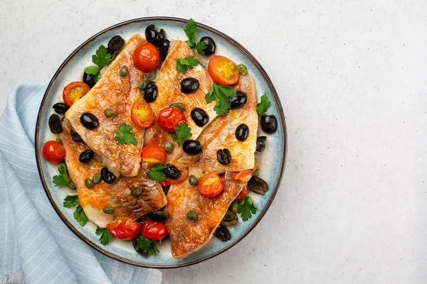 Estofado Filetes Pescado Perca Estilo Italiano Con Aceitunas Negras Tomates — Foto de Stock