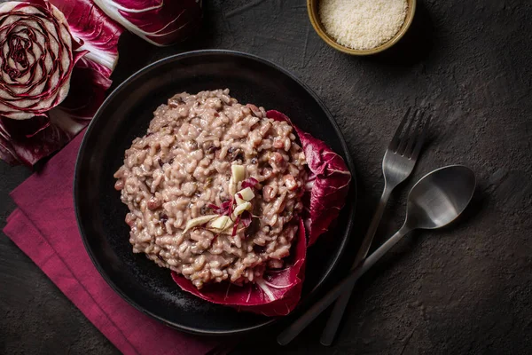 Risotto Italian Radicchio Rosso Treviso Pancetta Brânză Taleggio Poză Întunecată — Fotografie, imagine de stoc