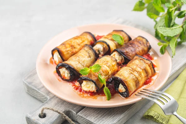 Rollitos Berenjena Con Ricotta Queso Parmesano Salsa Tomate Sobre Mesa — Foto de Stock