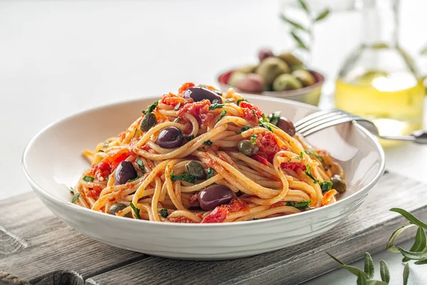 Close Espaguete Alla Puttanesca Prato Massa Italiana Com Tomates Azeitonas — Fotografia de Stock