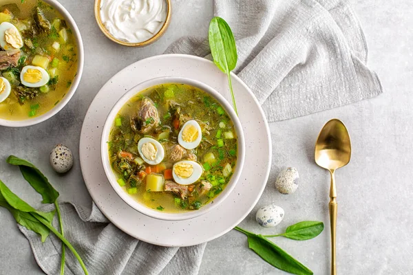 Frühlingsessen Sauerampfersuppe Aus Rinderbrühe Sauerampferblättern Hartgekochten Wachteleiern Kartoffeln Karotten Petersilie — Stockfoto