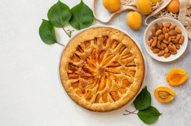 Ev yapımı kayısı ve ışık masasında bademli turta. Üst Manzara. Boşluğu kopyala.