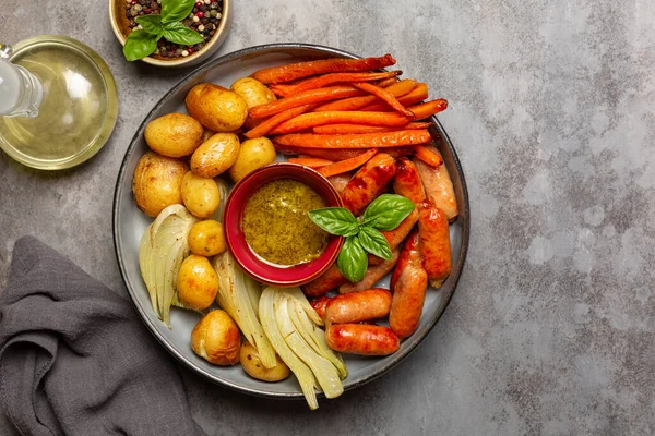 Сбалансированная Миска Едой Печеные Кроличьи Колбаски Выпеченные Овощи Морковь Детская — стоковое фото