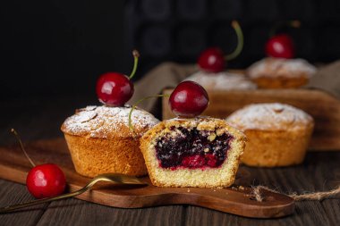 Kirazlı ve kuşüzümü soslu ev yapımı mini turtalar. Kek tenekesinde pişirilmiş..