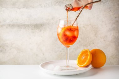 Bir dilim portakallı aperol spreyi kokteyli hazırlıyorum. Akan içecek. Boşluğu kopyala. 