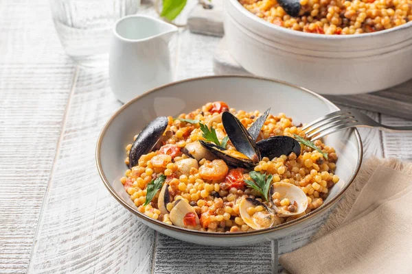 Italienische Pasta Fregula Mit Meeresfrüchten Auf Einer Weißen Holzoberfläche — Stockfoto