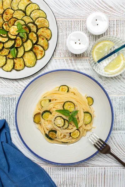 Almoço Italiano Massa Com Abobrinha Assada Queijo Parmesão Mesa Madeira — Fotografia de Stock