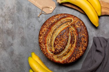 Fındıklı muzlu ekmek. Gri arkaplan, kopyala.