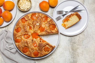 Bademli Alman kayısı keki ve taze meyveler. Üst görünüm, alanı kopyala.