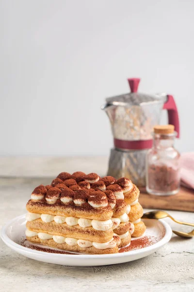 İtalyan usulü Tiramisu tatlısı yaptım. Malzemeler, Mokka 'da kahve ve kakao tozu arka planda. Dikey resim, boşluğu kopyala.
