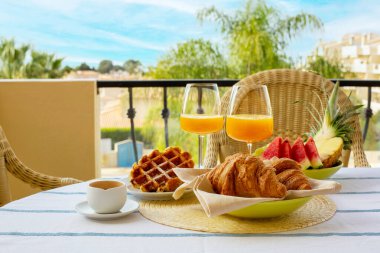 Terasta Kıtasal Kahvaltı. Kruvasan, Belgin Waffle, Kahve Espresso, Meyve ve Portakal Suyu. 