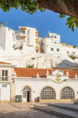 2021 yazında Algarve, Ağustos 'taki eski Albufeira kasabası. Portekiz. Dikey resim.