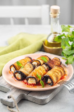 Ricotta, parmesan peyniri ve domates soslu patlıcan rollatini. Dikey resim.