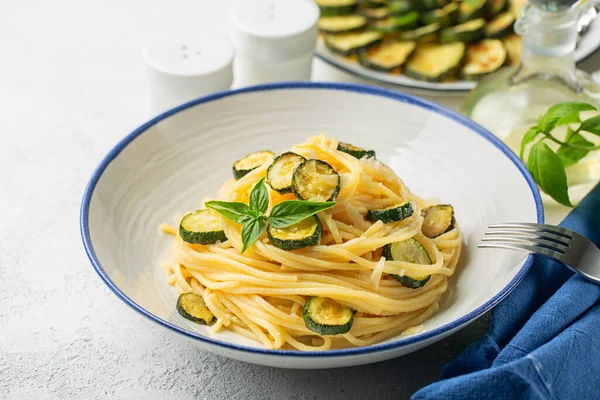 Almoço Italiano Massa Com Abobrinha Assada Queijo Parmesão Mesa Madeira — Fotografia de Stock