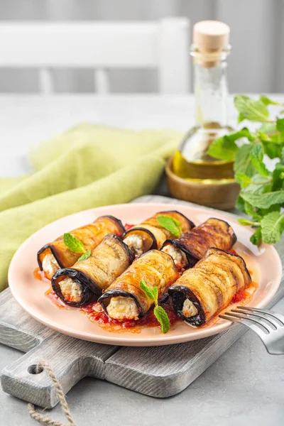 Ricotta, parmesan peyniri ve domates soslu patlıcan rollatini. Dikey resim.