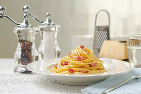 Almoço Com Macarrão Carbonara Uma Mesa Madeira Branca Espaguete Pancetta — Fotografia de Stock