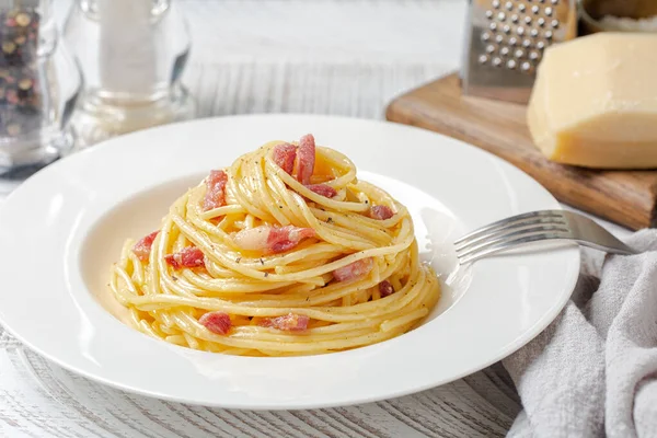 Carbonara Espaguete Uma Placa Branca Espaguete Pancetta Molho Feito Gema — Fotografia de Stock