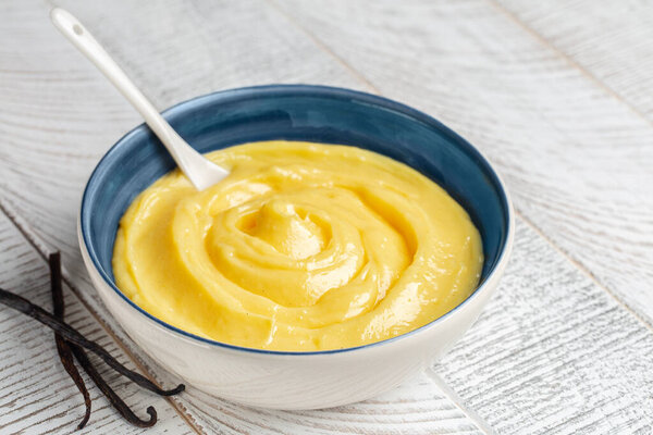 Домашний ванильный крем или крем. Приготовленные с молоком, яичными желтками и сахаром, утолщенные кукурузным крахмалом.