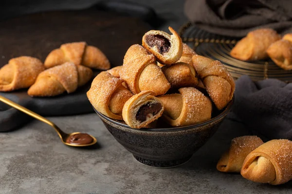 Rugelach Kipferl 집에서 클로즈업한 것이다 초콜릿 크림으로 버터와 두건으로 — 스톡 사진