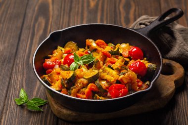 Sade kabak, dolmalık biber, havuç ve domates soslu soğan. Yakın plan..