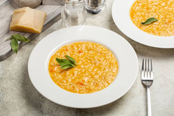 Risotto Con Zucca Taleggio Decorato Con Foglie Salvia — Foto Stock