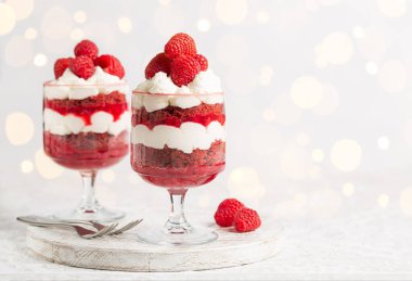 Şenlikli tatlı, Kırmızı Kadife Kek, kırmızı kadife kek katmanları, peynirli krema, dut reçeli, bardakta servis edilen taze ahududu.. 