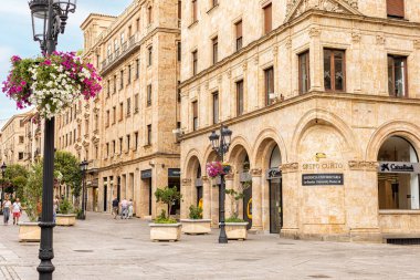 Salamanca, İspanya, 13 Ağustos 2025. Ana cadde manzarasında. Kuzeybatı İspanya. Yaz günü.