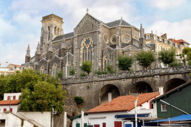 Eglise Sainte-Eugenie de Biarritz. Biarritz 'deki Hilltop neo-gotik Katolik kilisesi, eski deniz limanından manzara. Ağustos 2025.