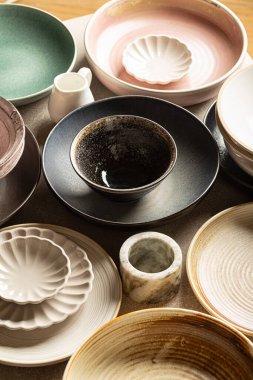 Çanak çömlek, tabak, tabak, bardak ve benzeri şeyler, özellikle de toprak eşyalar ve porselenden yapılmış olanlar. Dikey resim.