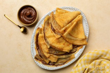 Çikolatalı ve fındık kremalı tabak. Üst görünüm.