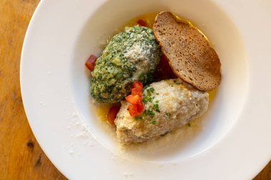 Benekli ve ıspanaklı Tyrolean Ekmek Mantı 'nın en üst görüntüsü. Canederli alla tirolese veya Knodel.