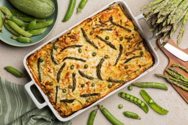 Bahar sebzeli lazanya tepsisi - Lazanya primavera, kuşkonmaz, bezelye, kabak ve yıllanmış ricotta peyniri.