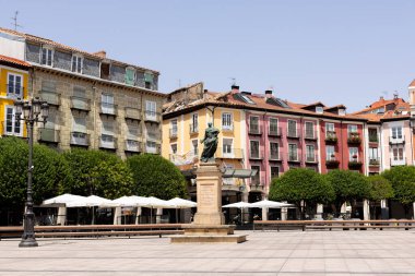 Burgos, İspanya 12 Ağustos 2025. 3. Carlos 'un ana meydandaki heykeli. Yaz zamanı..