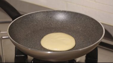 Kızartma tavasında krep yapmak. Videoyu kapat.