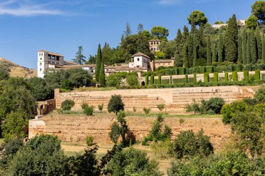 Granada, İspanya 19 Ağustos 2025. Generalife 'deki Patio de la Acequia' nın güzel manzarası, Alhambra 'nın doğusu. Endülüs.