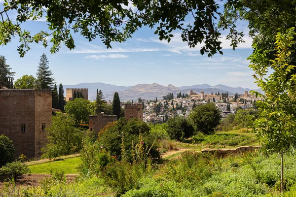 Granada, İspanya 19 Ağustos 2025. Alhambra 'nın güzel manzarası, saray ve kale kompleksi Granada, İspanya, yaz bahçesi. Endülüs