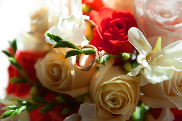 Alyans çiçek üzerinde