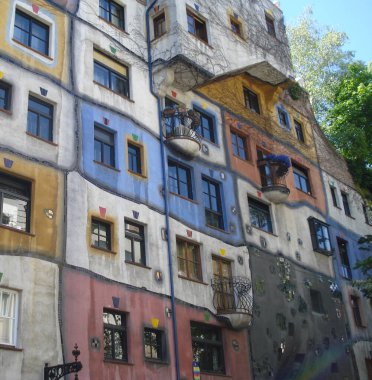 Sıra dışı mimarisi olan çok renkli bir ev.