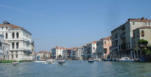 Bateaux sur l'eau parmi les maisons — Photo