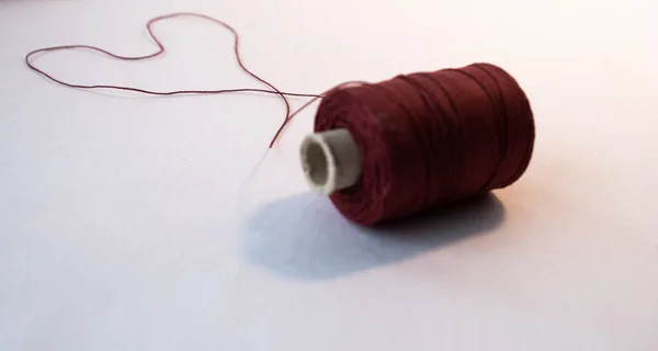 Beyaz arka planda bir kalp. Sevgililer Günü. Sevgi. İpliklerin kalbi. Sevgililer Günü. Kalpli bir kart. Sevgililer günü kartı.