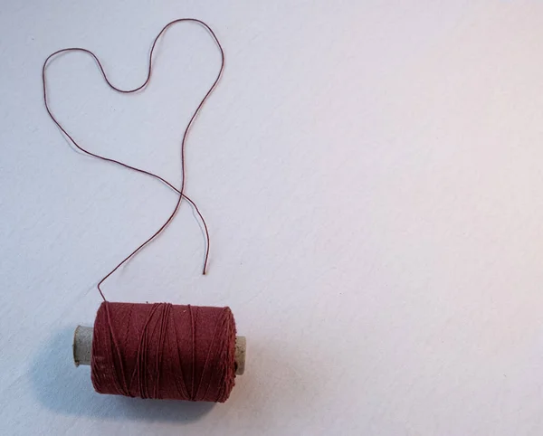 Beyaz arka planda bir kalp. Sevgililer Günü. Sevgi. İpliklerin kalbi. Sevgililer Günü. Kalpli bir kart. Sevgililer günü kartı.