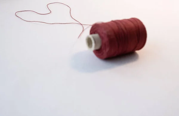 Beyaz arka planda bir kalp. Sevgililer Günü. Sevgi. İpliklerin kalbi. Sevgililer Günü. Kalpli bir kart. Sevgililer günü kartı.