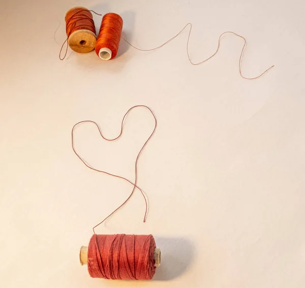 Beyaz arka planda bir kalp. Sevgililer Günü. Sevgi. İpliklerin kalbi. Sevgililer Günü. Kalpli bir kart. Sevgililer günü kartı.