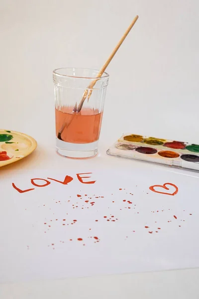 Sevgililer gününde çizim yapmak. Kalp boyası. Bu bir boya. Sevgililer Günü 14 Şubat