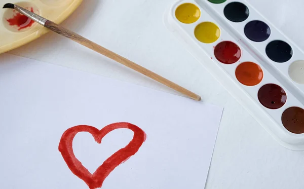 Sevgililer gününde çizim yapmak. Kalp boyası. Bu bir boya. Sevgililer Günü 14 Şubat