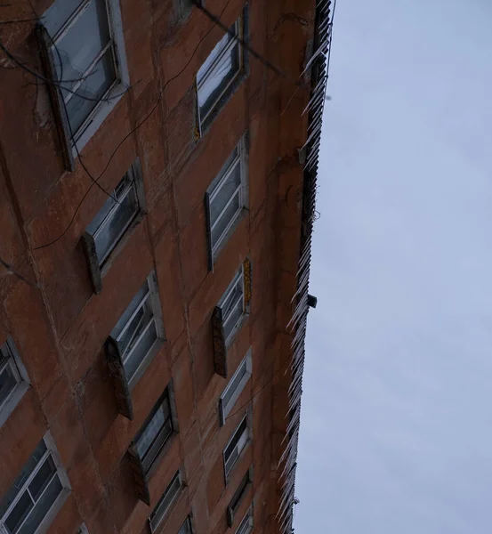 Çatıda büyük buz saçakları olan eski bir bina.