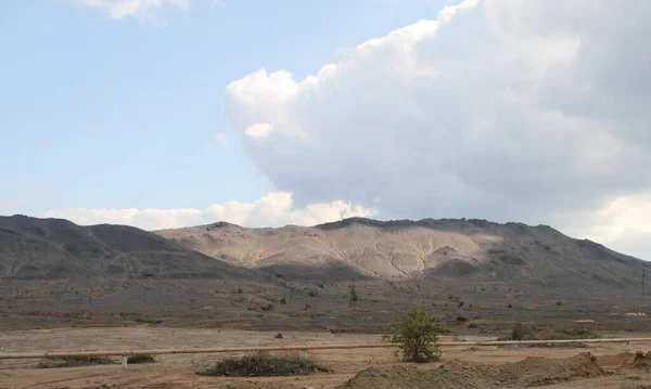 Montañas altas cubiertas de escoria y mineral — Foto de Stock