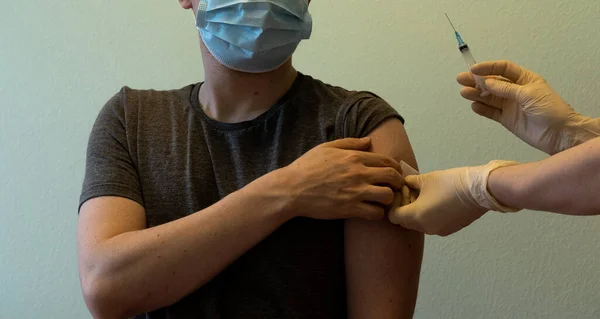 Adam aşıyı omuzda, elleri eldivende yapar.