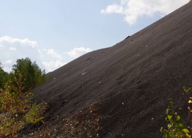 Bakır işlemeden sonra bir dağ dolusu kömür.